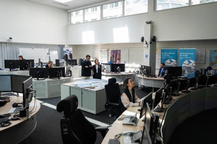 Sala de control del CECRE donde los oficiales de guardia gestionan las solicitudes de asistencia © Unión Europea, 2022 (fotógrafo: Pierre-Yves Jortay)