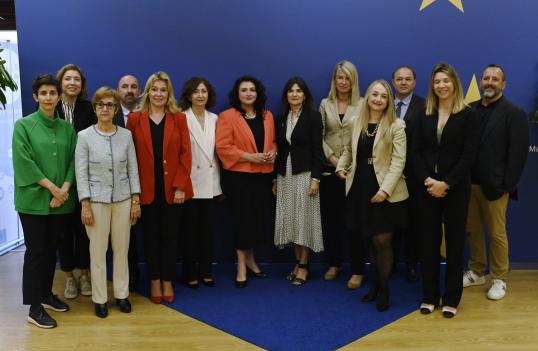 Dalli con representantes de la sociedad civil