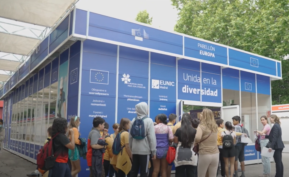 Un grupo de gente hace cola en la puerta del Pabellón Europa.